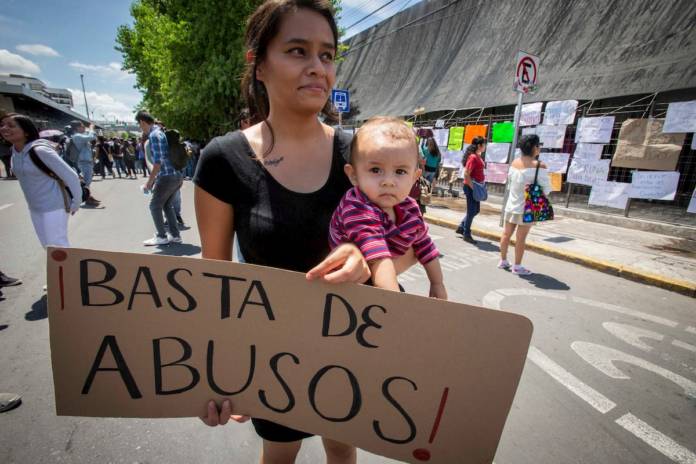 Marchan contra el alza al transporte público en Querétaro