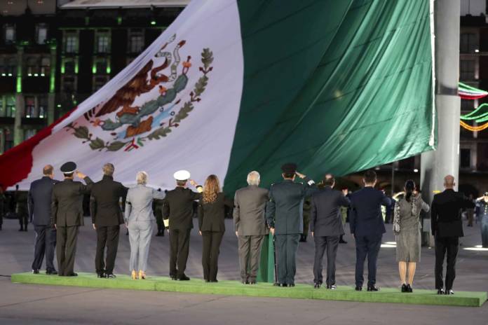 Izamiento de bandera, aniversario de los sismos de 1985 y 2017 Plaza de la Constitución