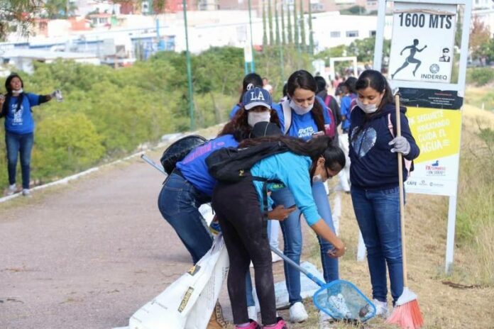 Más de 200 jóvenes se suman al Día Mundial de la Limpieza en Querétaro