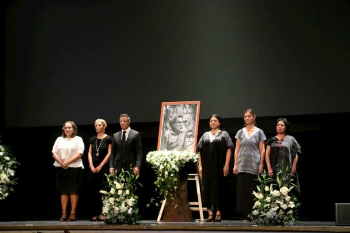 Autoridades homenajean a Francisco Toledo en teatro Macedonio Alcalá