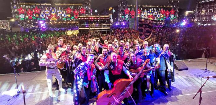 Disfrutan Capitalinos Concierto De La Estudiantina En El Zócalo 1