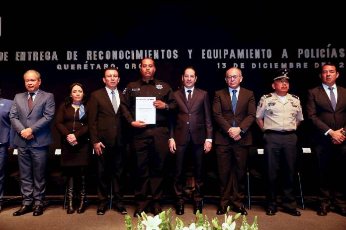 Entrega Gobernador Reconocimientos Patrullas Y Equipamiento A Policías Del Estado