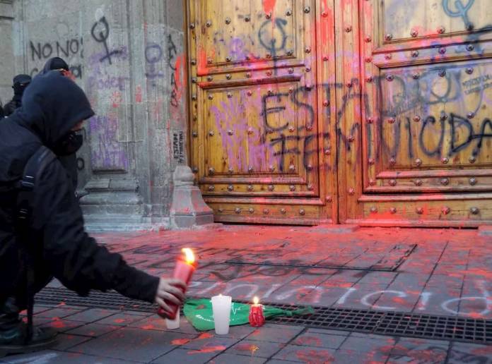 Feministas Realizan Pintas En Palacio Nacional