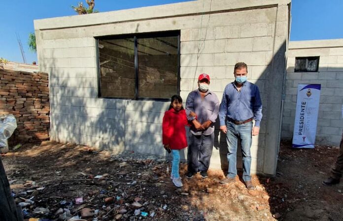 Toño Mejía apoya con pie de casa a familia que perdió todo en incendio