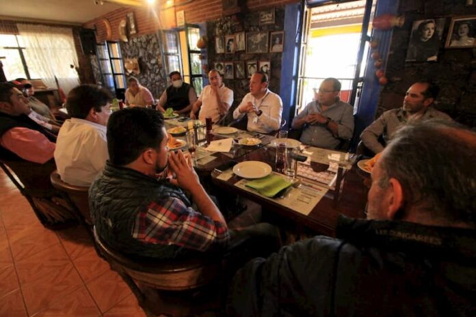 Regidor Germain Garfias se reunió con empresarios restauranteros de San Juan del Río