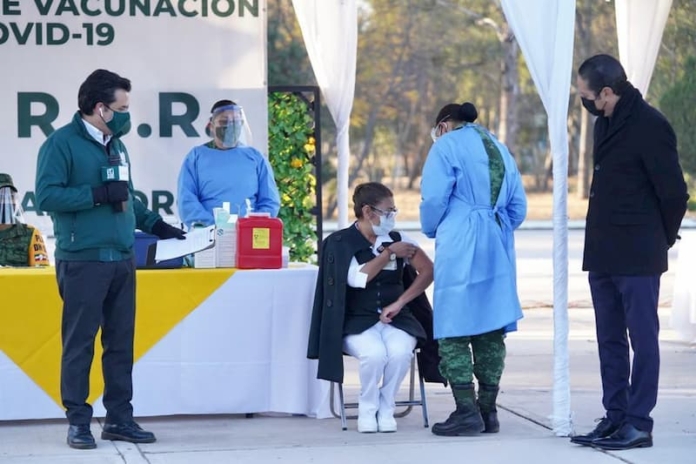 Aplican en El Marqués primera vacuna contra Covid-19 en Querétaro