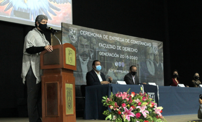 Estudiantes de Derecho UAQ reciben constancias de fin de cursos