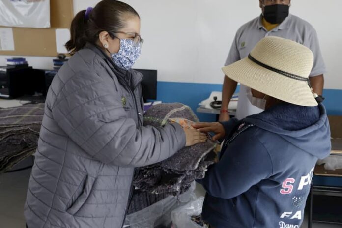 Municipio de Querétaro entrega cobijas a personas más vulnerables en temporada de frío