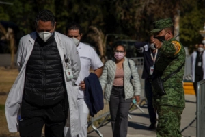 Vacunaran a mas de 2900 trabajadores de la salud en Queretaro SESEQ 10