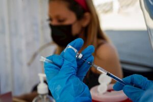 Vacunaran a mas de 2900 trabajadores de la salud en Queretaro SESEQ 5