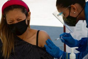 Vacunaran a mas de 2900 trabajadores de la salud en Queretaro SESEQ