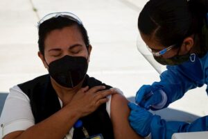 Vacunaran a mas de 2900 trabajadores de la salud en Queretaro SESEQ