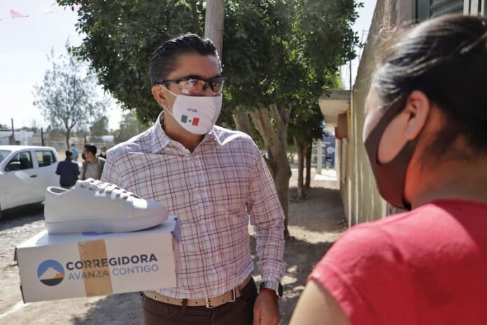 Entregan tenis a alumnos de telesecundarias en Charco Blanco y El Jaral, Corregidora