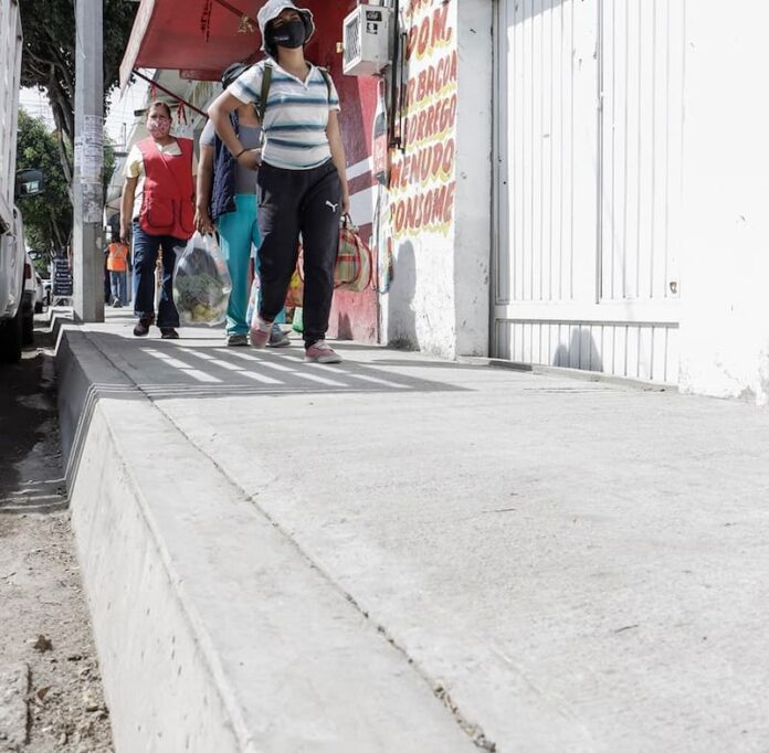 Mejoran movilidad peatonal en colonia Santa Bárbara, Corregidora