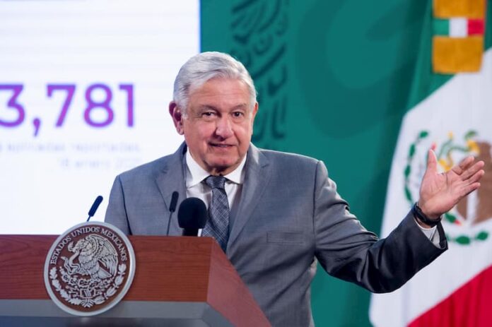 No se detiene la vacunación para el personal de salud; AMLO