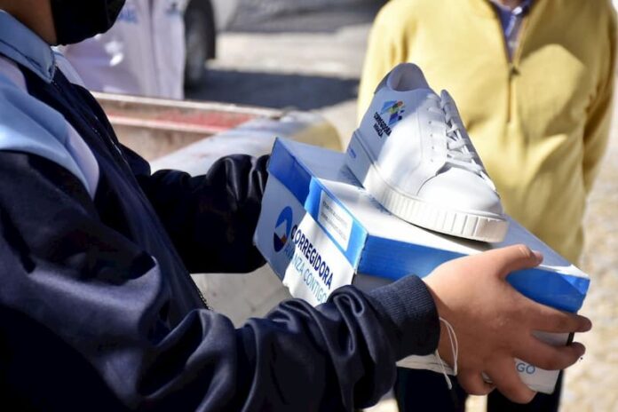 Realizan entrega de tenis escolares en la comunidad de Lourdes, Corregidora