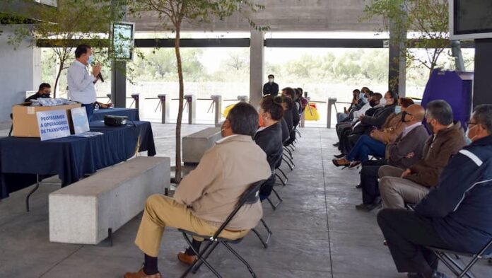 Taxistas de los 18 municipios de Querétaro recibieron cubreboca reutilizable