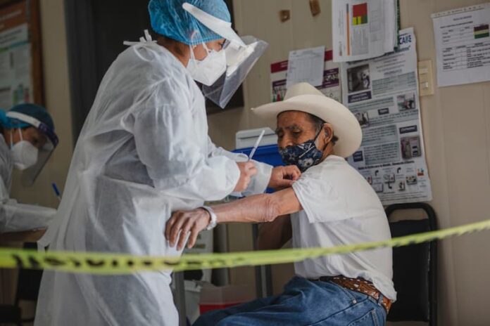 Avanza vacunación a adultos mayores en Querétaro