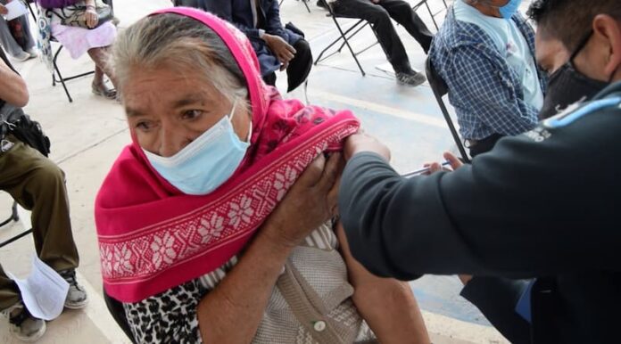 Adultos mayores de Peñamiller y Ezequiel Montes reciben vacuna contra COVID-19
