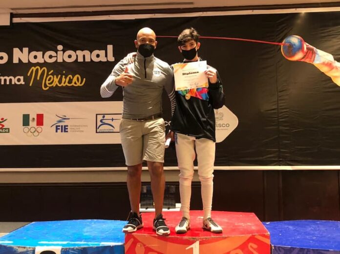 Atleta Máximo Azuela consigue dos oros en nacional de esgrima