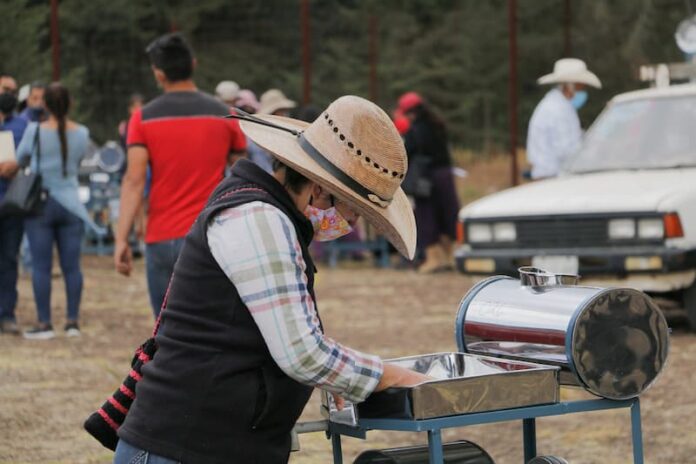 Entregan apoyos a productores agropecuarios en Amealco