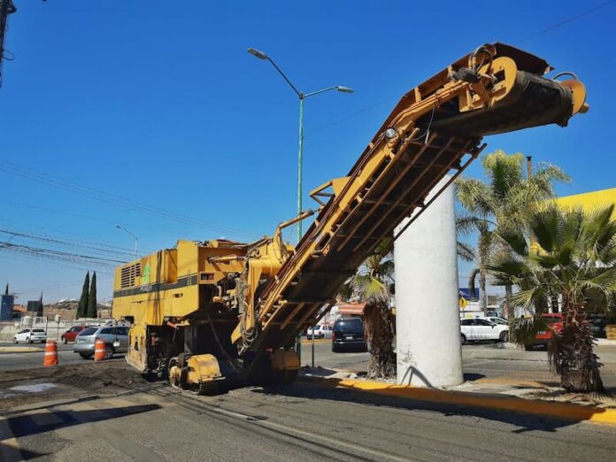 Obras de reencarpetado en avenida Camino Real, Corregidora