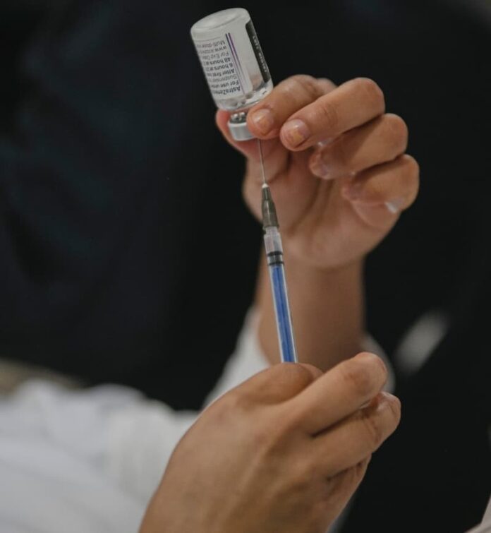 Jornada de vacunación para adultos mayores continúa en Qro