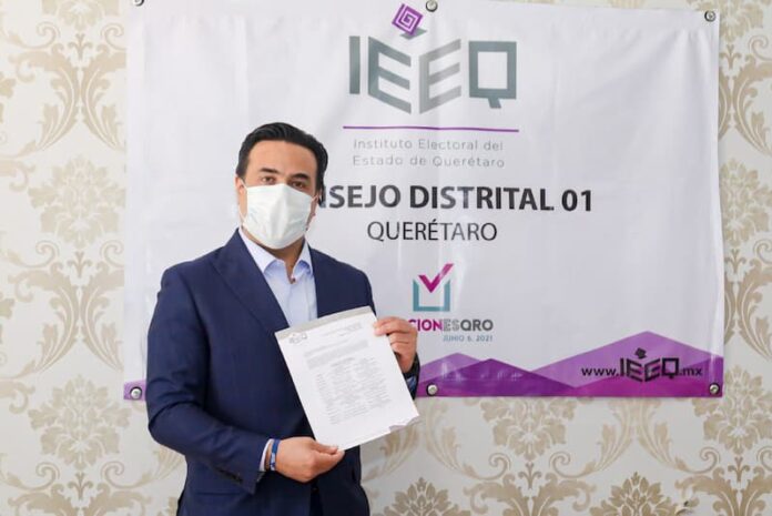 Luis Nava hace su registro como candidato a la presidencia municipal de Querétaro