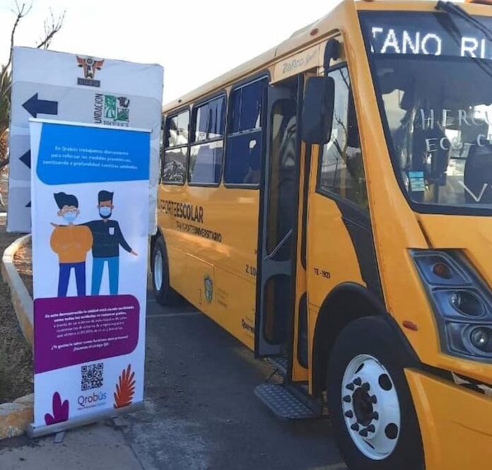 Nebulizan unidades que transportan a adultos mayores a centros de vacunación