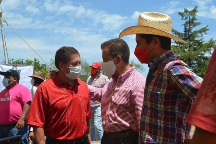 Hugo Cabrera escucha a productores del campo de Tequisquiapan