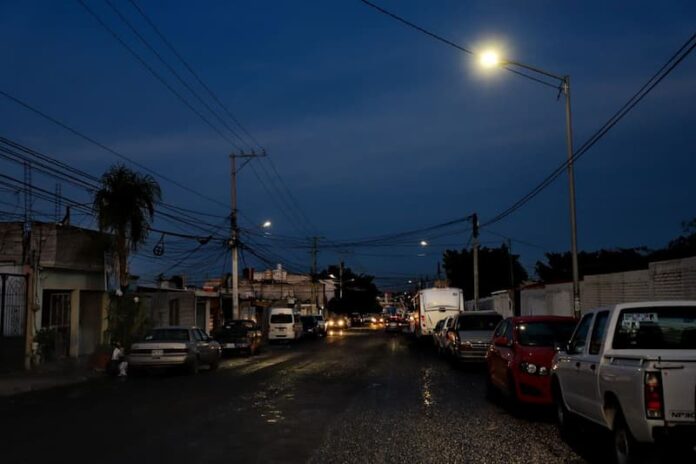 Entregan autoridades municipales luminarias en la colonia la Loma