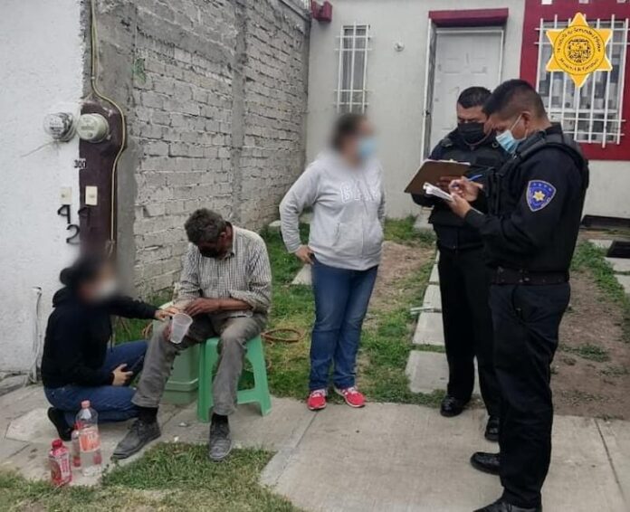 Policías del mpio de Querétaro ayudan a adulto mayor a volver con su familia