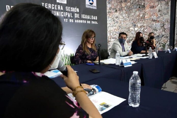 Alcalde de Corregidora entregó informe de acciones en beneficio de las mujeres