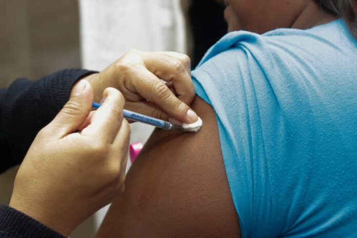 Jóvenes y no vacunados, con mayor riesgo a contagiarse de COVID-19