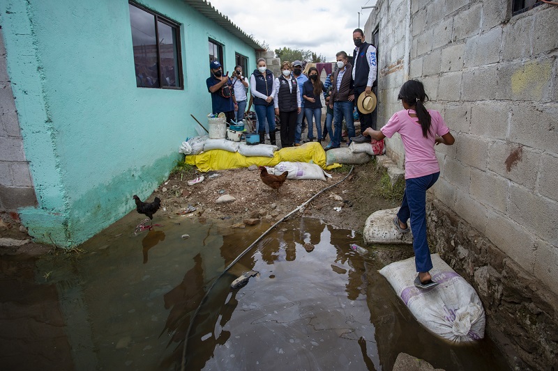 Francisco Domínguez recorrió zonas afectadas por inundaciones en Tequis