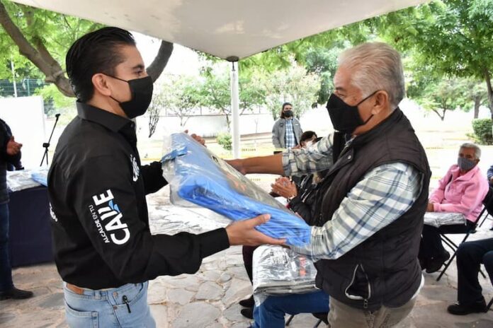 Municipio de Corregidora entregó lonas a 15 tianguis