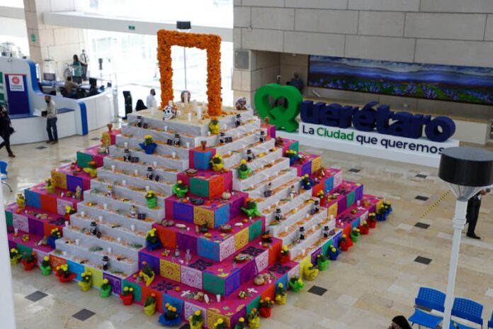 Con altar de muertos en el Centro Cívico, Municipio de Querétaro rinde tributo a empleados fallecidos