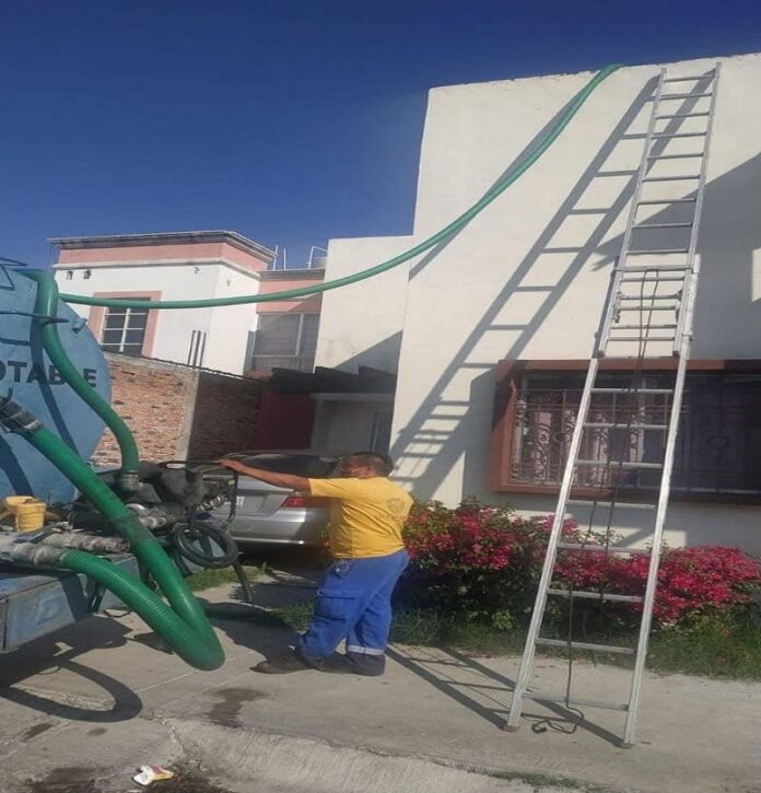 Refuerza Municipio de Querétaro el reparto de agua potable en apoyo a población