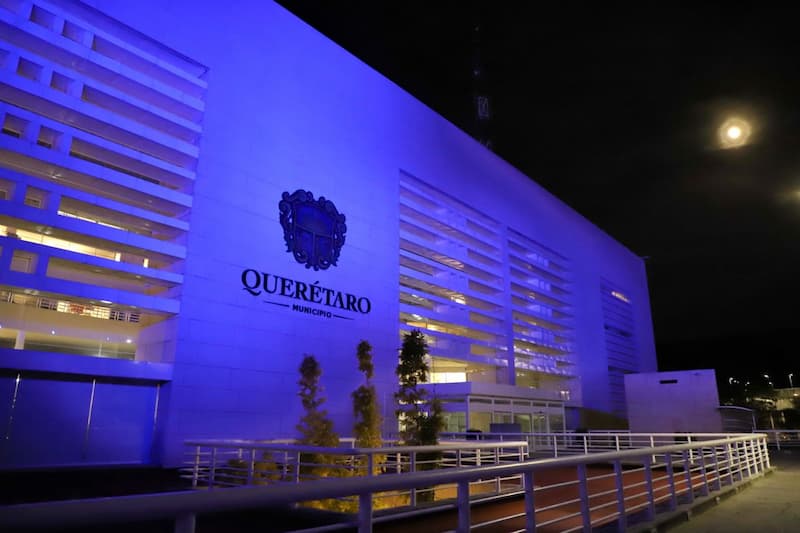 Centro Cívico del mpio de Querétaro se ilumina en color azul en contra del Cáncer de Próstata