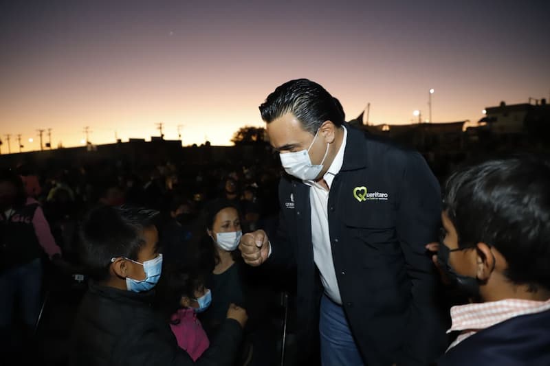Luis Nava asiste a posadas con familias de Carrillo Puerto y Epigmenio González, Querétaro