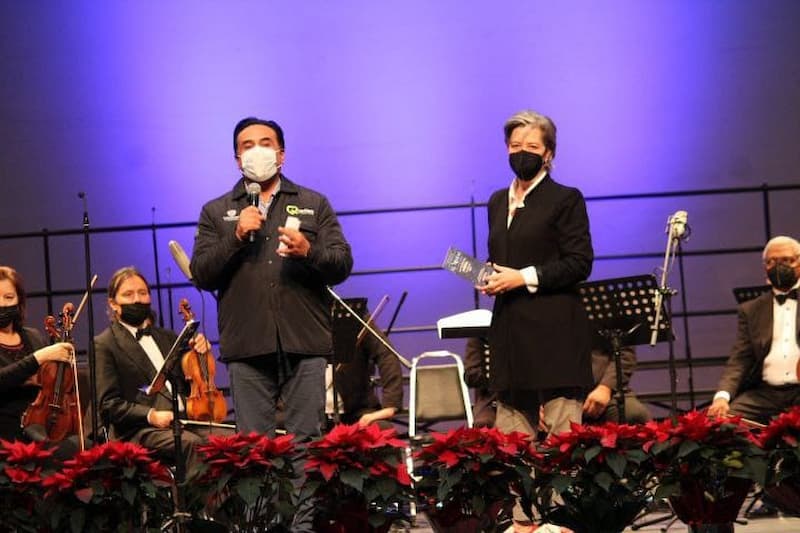 Luis Nava asistió con su esposa a la presentación de 'El Mesías' en mpio de Querétaro