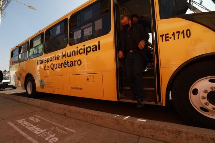 Apoya municipio de QRO a adultos mayores con traslado a Centros de Vacunación