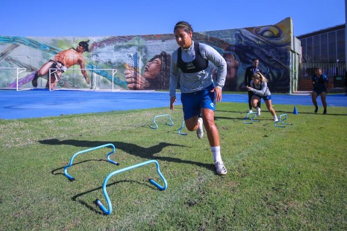 Equipo de Gallos Femenil entrena en Estadio Olímpico de Querétaro