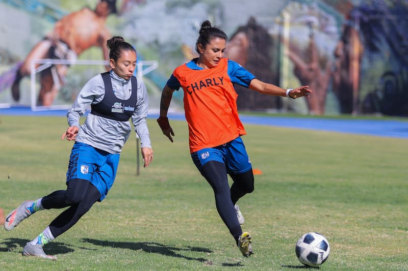 Equipo de Gallos Femenil entrena en Estadio Olímpico de Querétaro