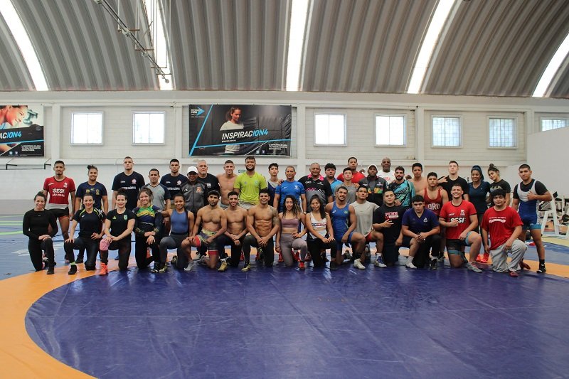 Luchadores de Brasil y Puerto Rico entrenan en Querétaro