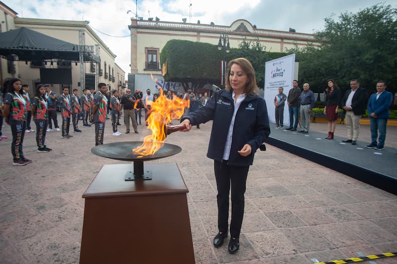 Atletas queretanos trasladan fuego simbólico a Dolores Hidalgo, Guanajuato
