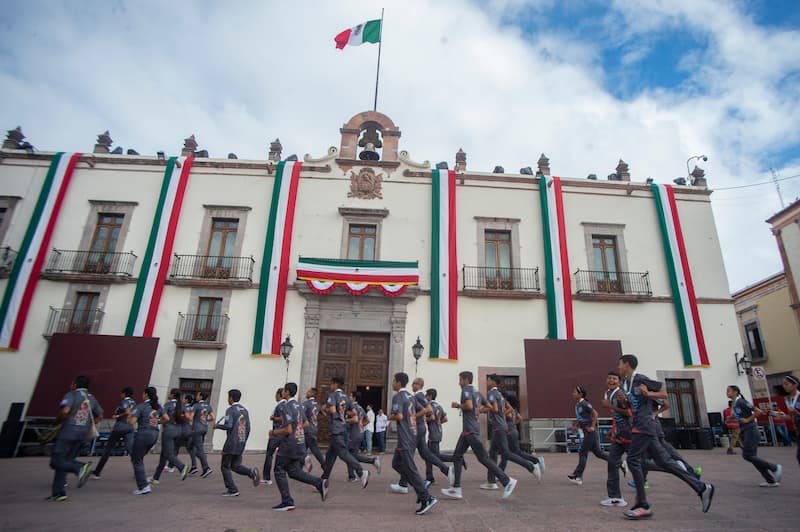 Atletas queretanos trasladan fuego simbólico a Dolores Hidalgo, Guanajuato