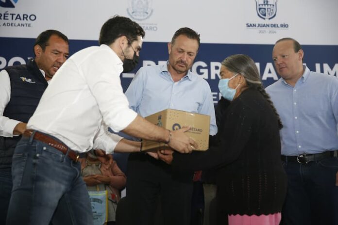 Mauricio Kuri entregó apoyos del Programa Alimentario de Desarrollo Social en San Juan del Río