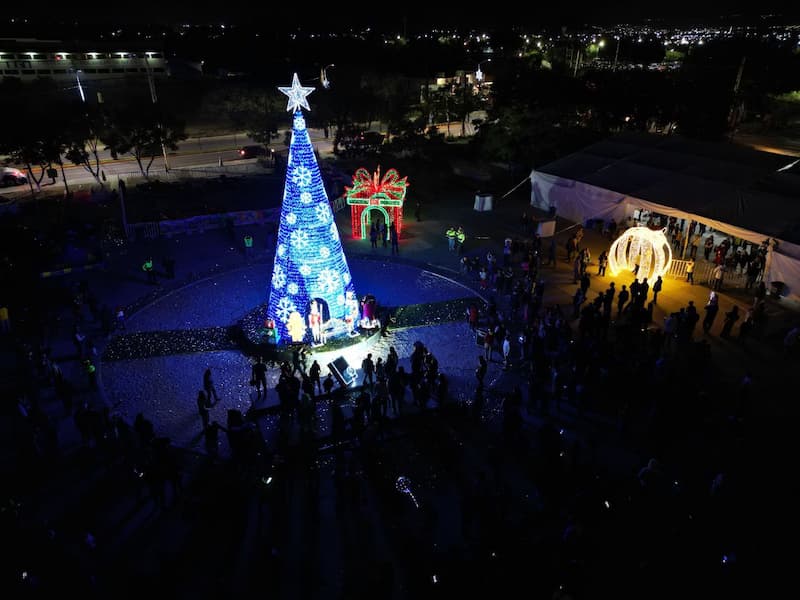 Encienden árbol navideño en Corregidora