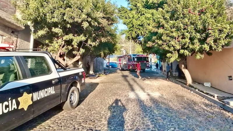 Policía de la SSPMQ rescató de incendio a adulto mayor en Menchaca